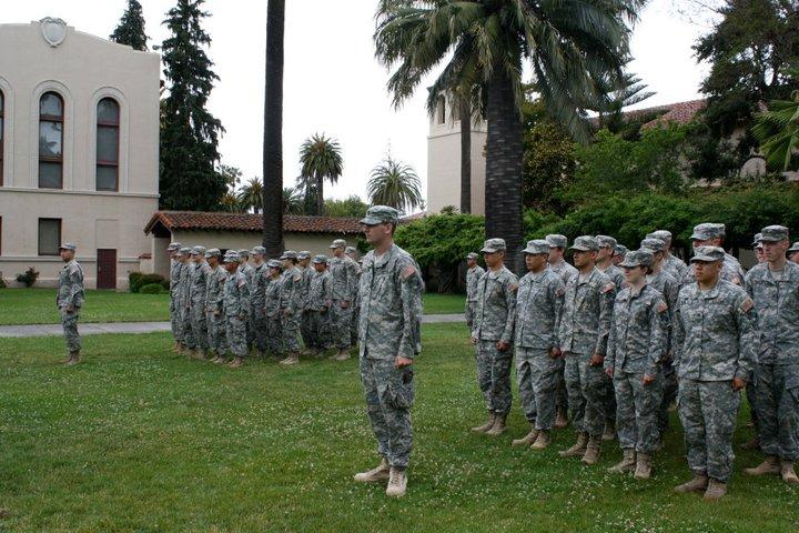 后备军官训练队的学生在排队.